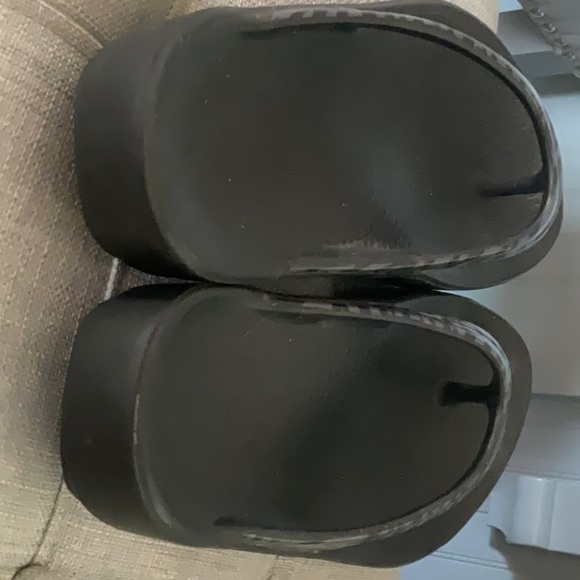 OOFOS flip flops - Picture 4 of 6